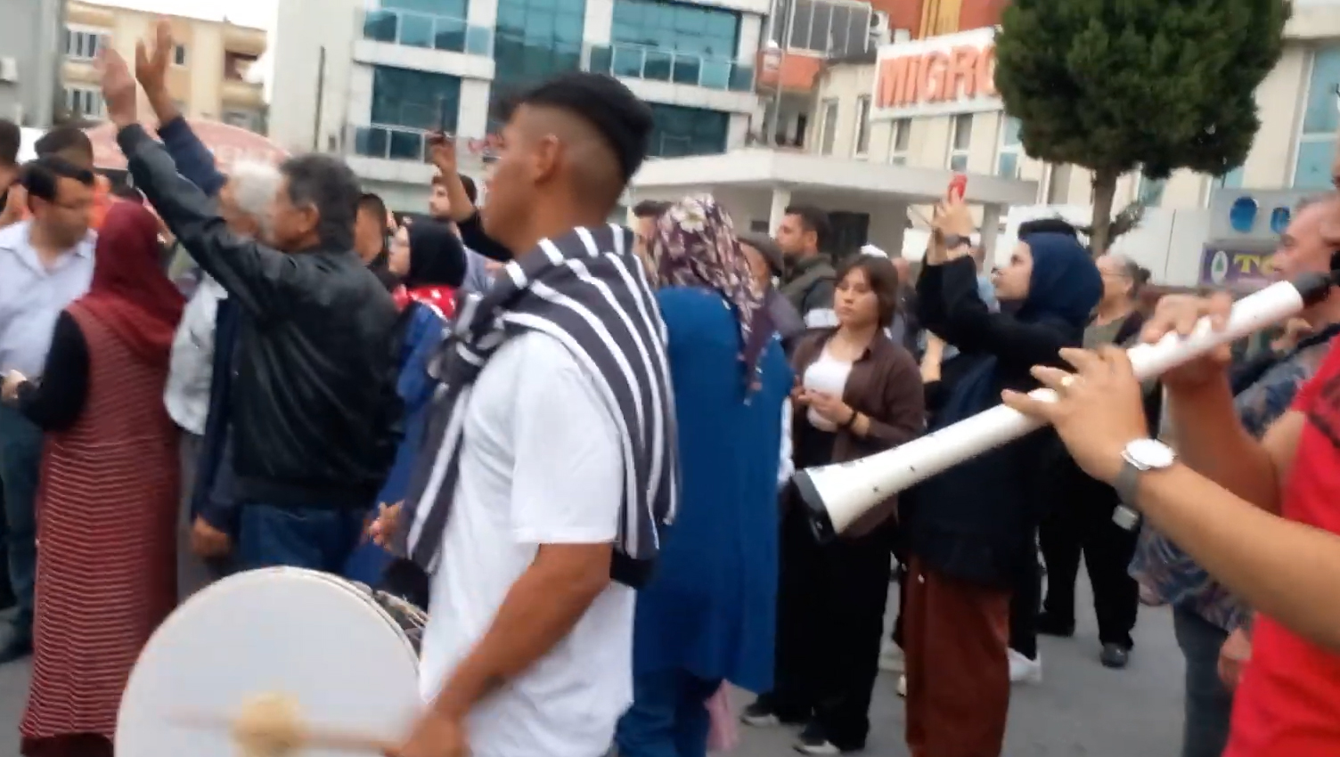 Konvoylara Ritim Katmak İçin Araç Üstü Davul Zurna Gösterisi